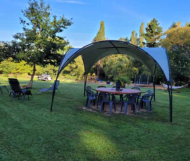 Un domaine avec un parc, un bois, un étang